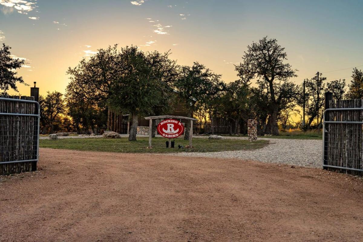 Rockin' R - Rustic Star Cabin Fredericksburg Exterior photo